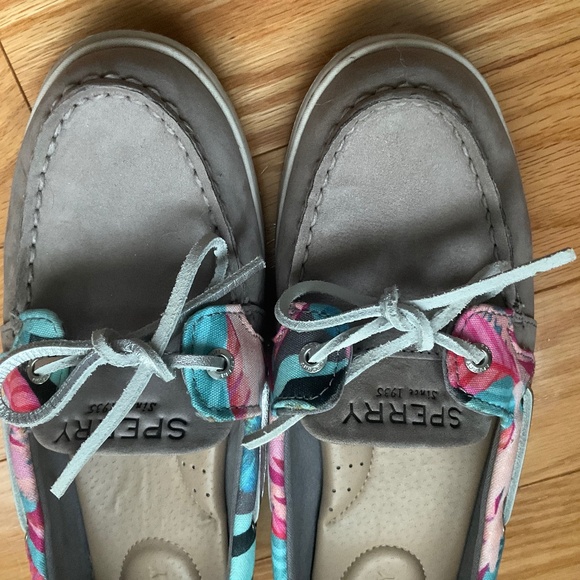 Sperry Boat  shoes  for women. Size 8.  Leather upper and pink floral fabric. - Picture 2 of 6